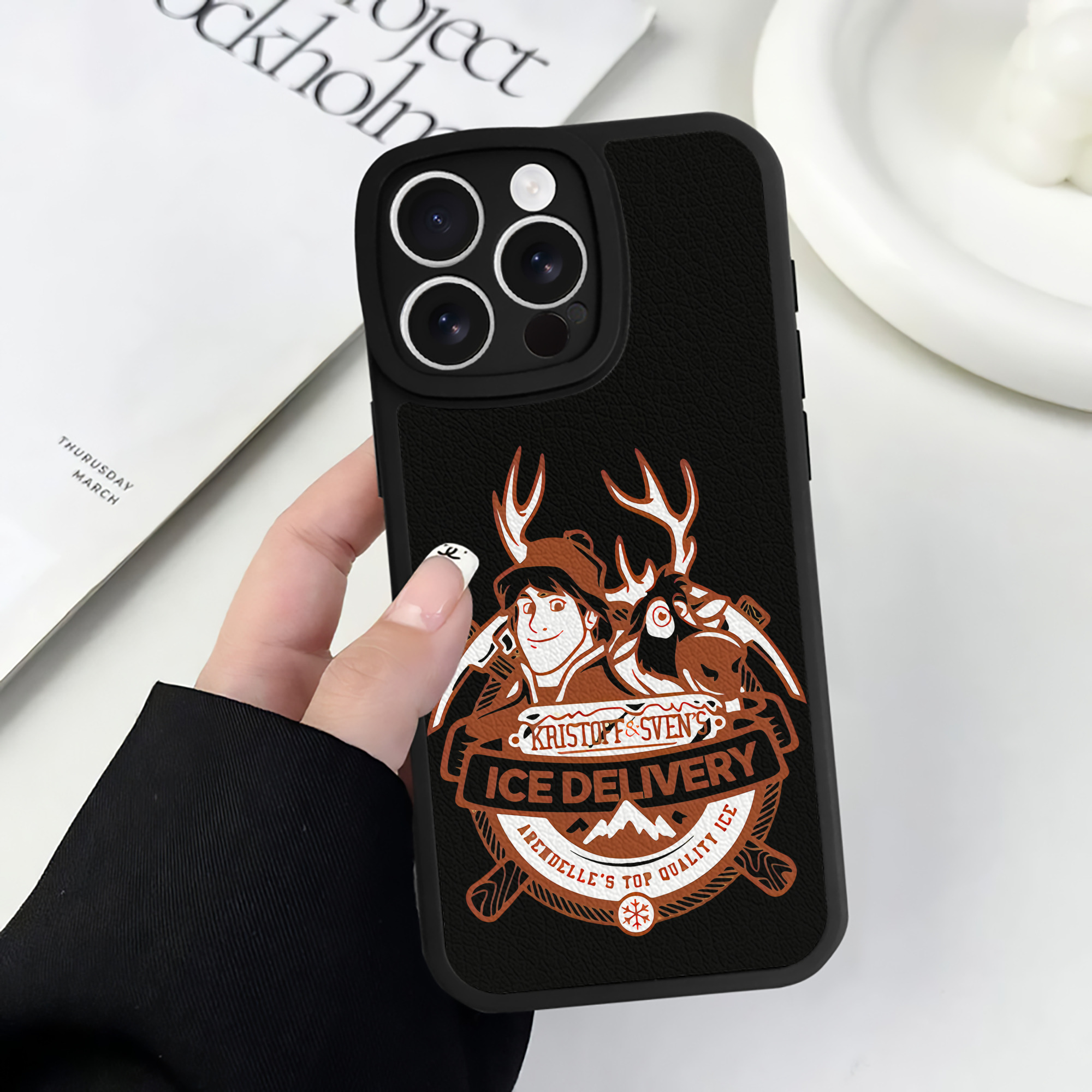 （画像用） アナと雪の女王 アンナ エルサ Frozen Anna Elsa 【iPhone 16シリーズ対応】シリコンスマホケース（レザー調） 材質：シリコン